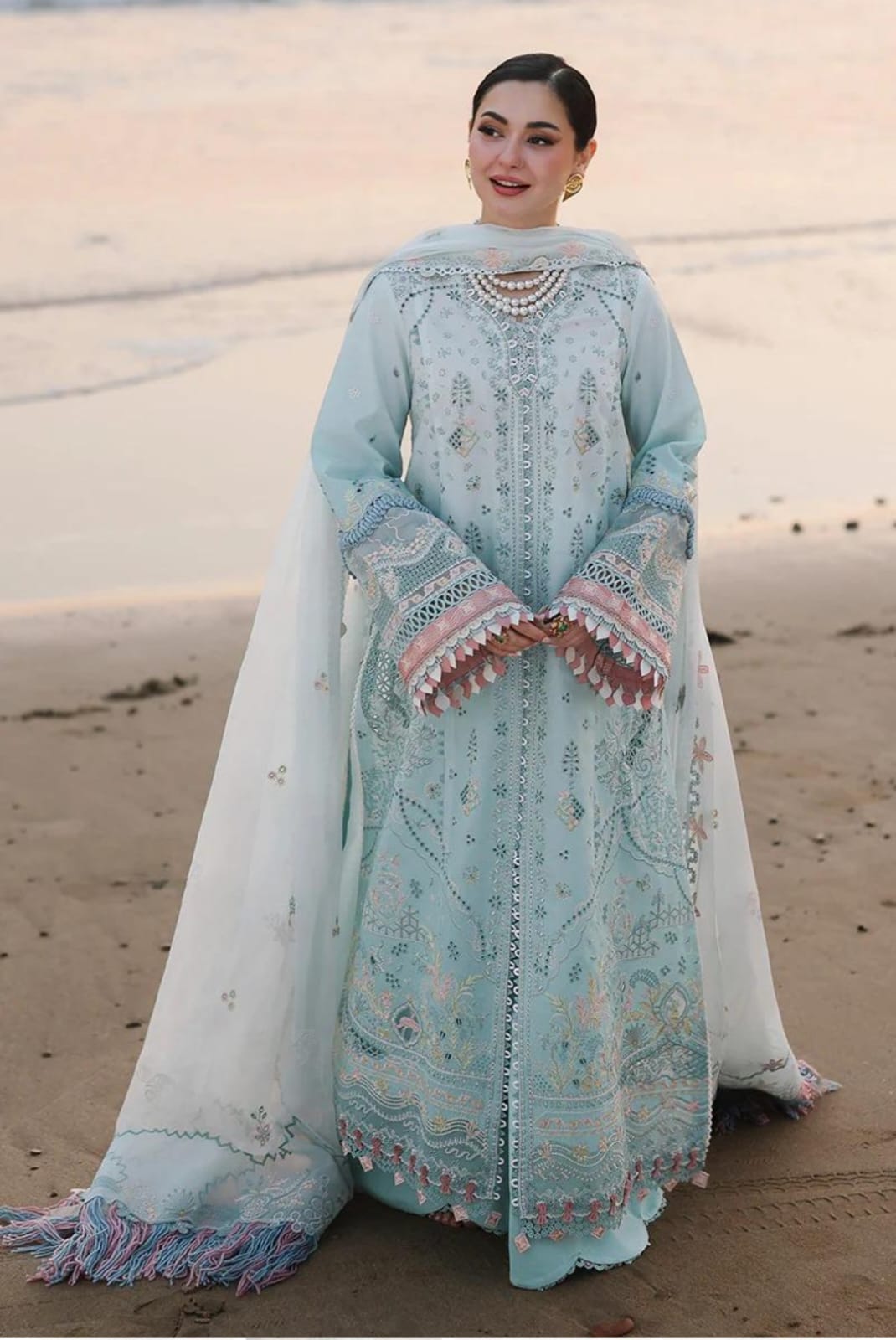 New Embroidery beautiful Artical Lawn 3pc