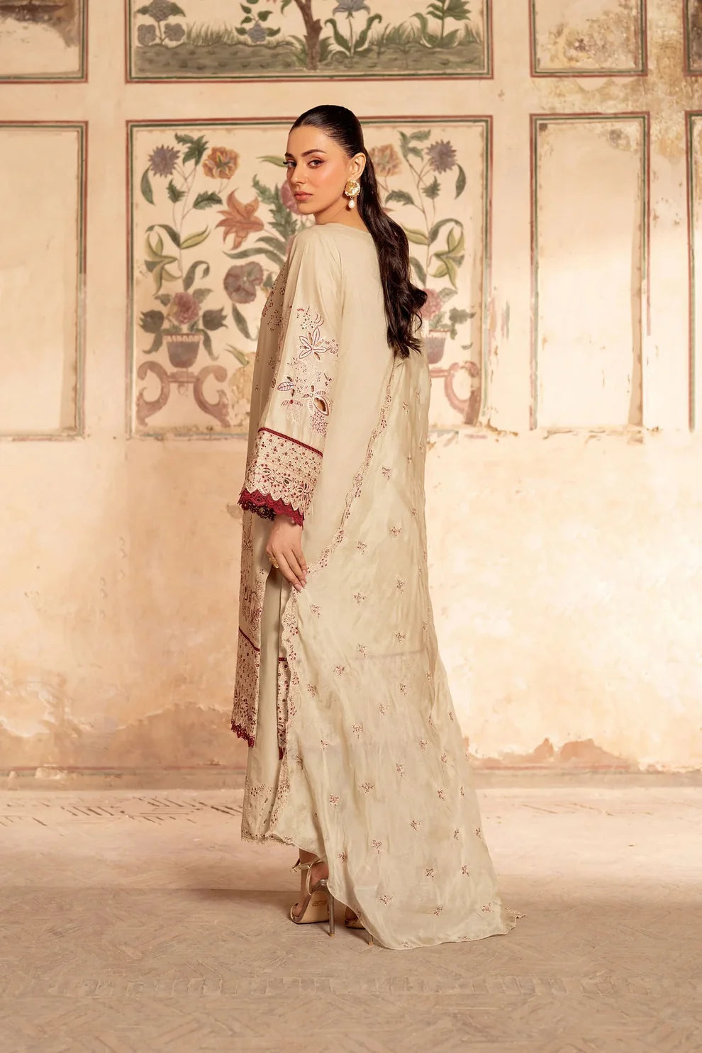 New Embroidery beautiful Artical Lawn 3pc
