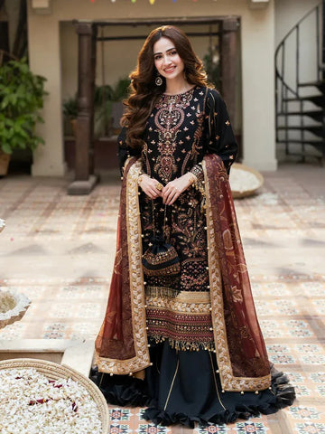 New Embroidery beautiful Artical Lawn 3pc